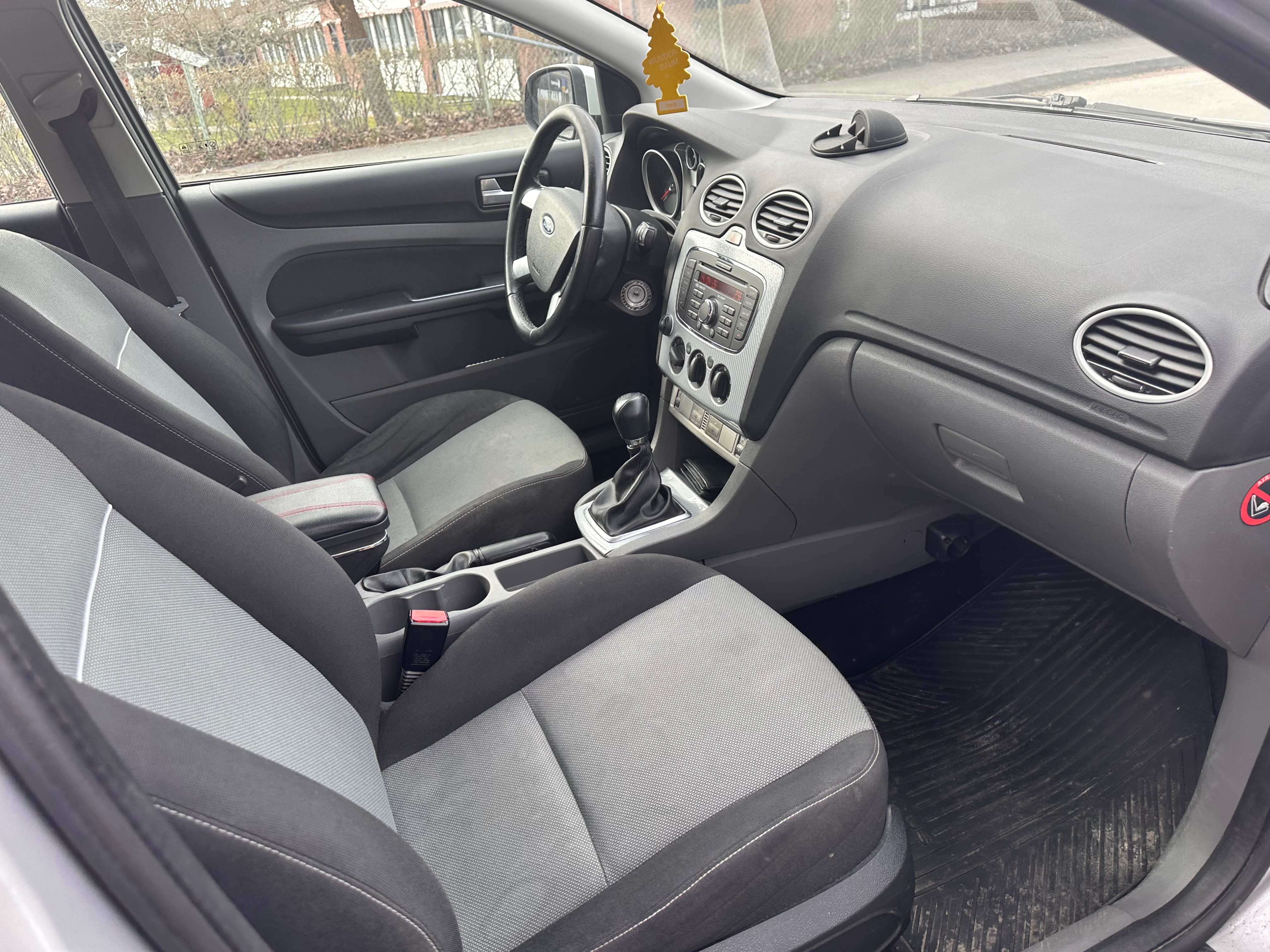 Ford Focus 5-dörrars 1.6 TDCi Manuell 2011, bild 6/9