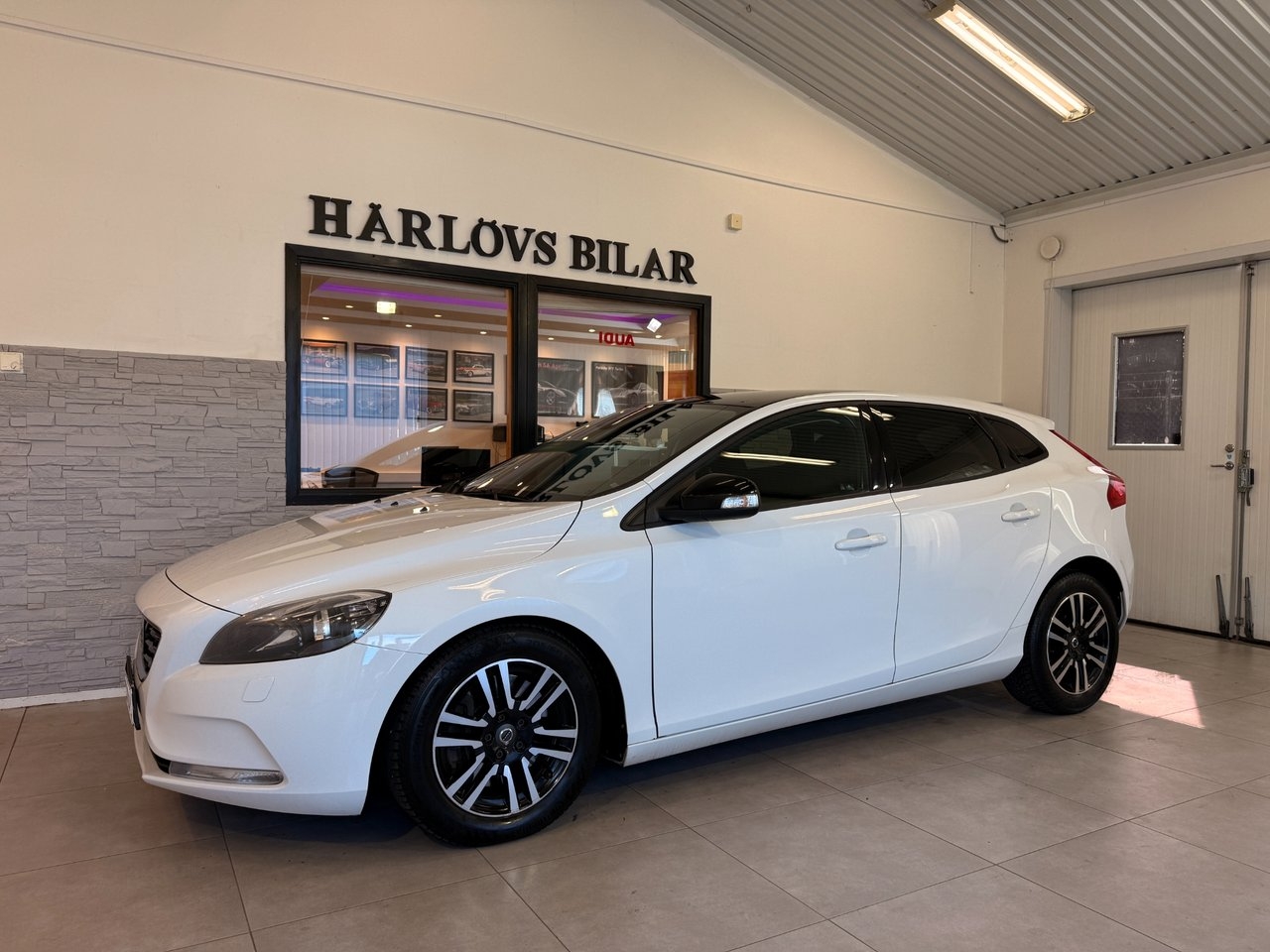 Volvo V40 2016, photo 3/10