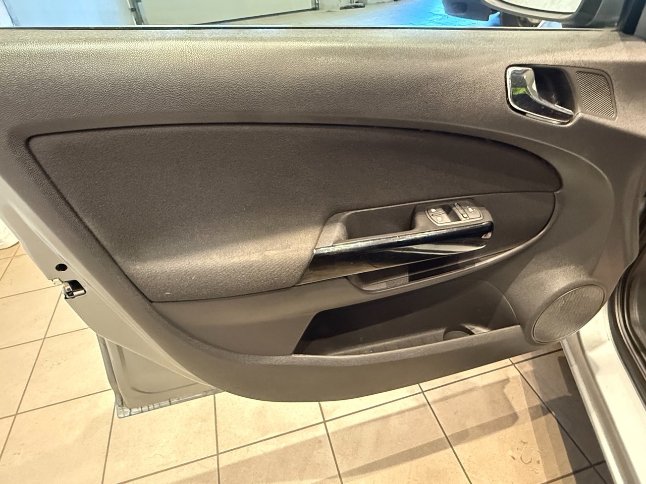 Opel Corsa 2011, bild 7/10