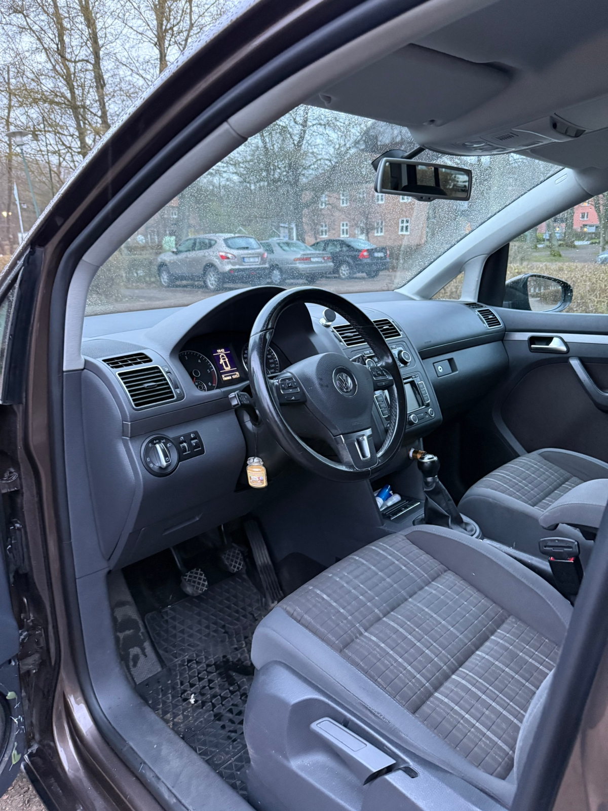 Volkswagen Touran 2012, kuva 2/10