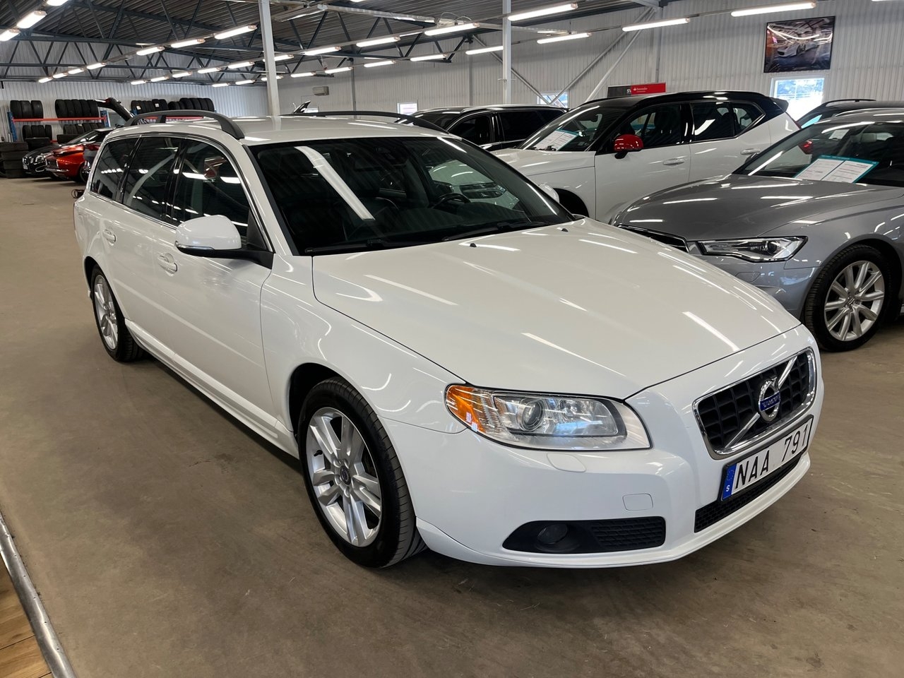 Volvo V70 D4 AWD Geartronic Momentum 2013, bild 2/6