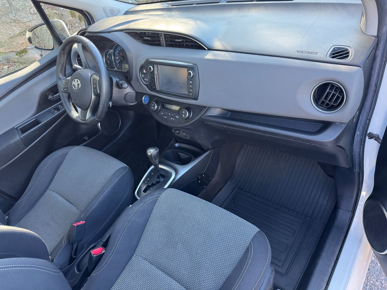 Toyota Yaris Hybrid e-CVT Active Euro 6 2017, bild 6/6
