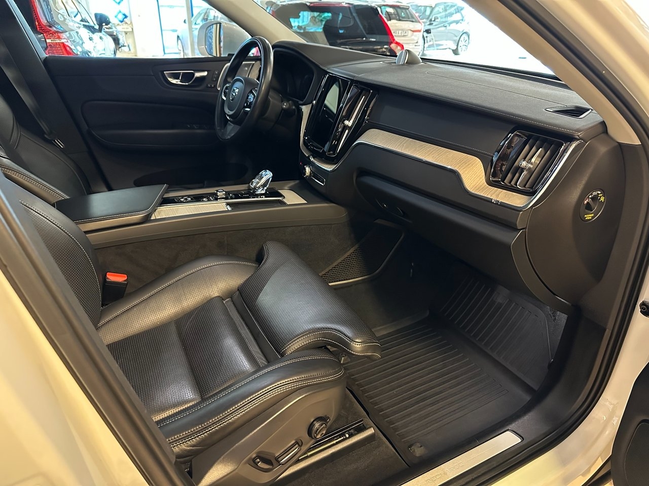 Volvo XC60 2021, photo 6/18