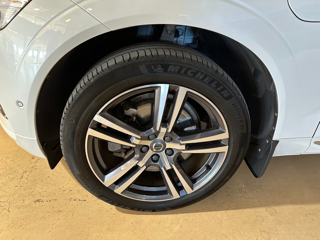 Volvo XC60 2021, photo 7/18