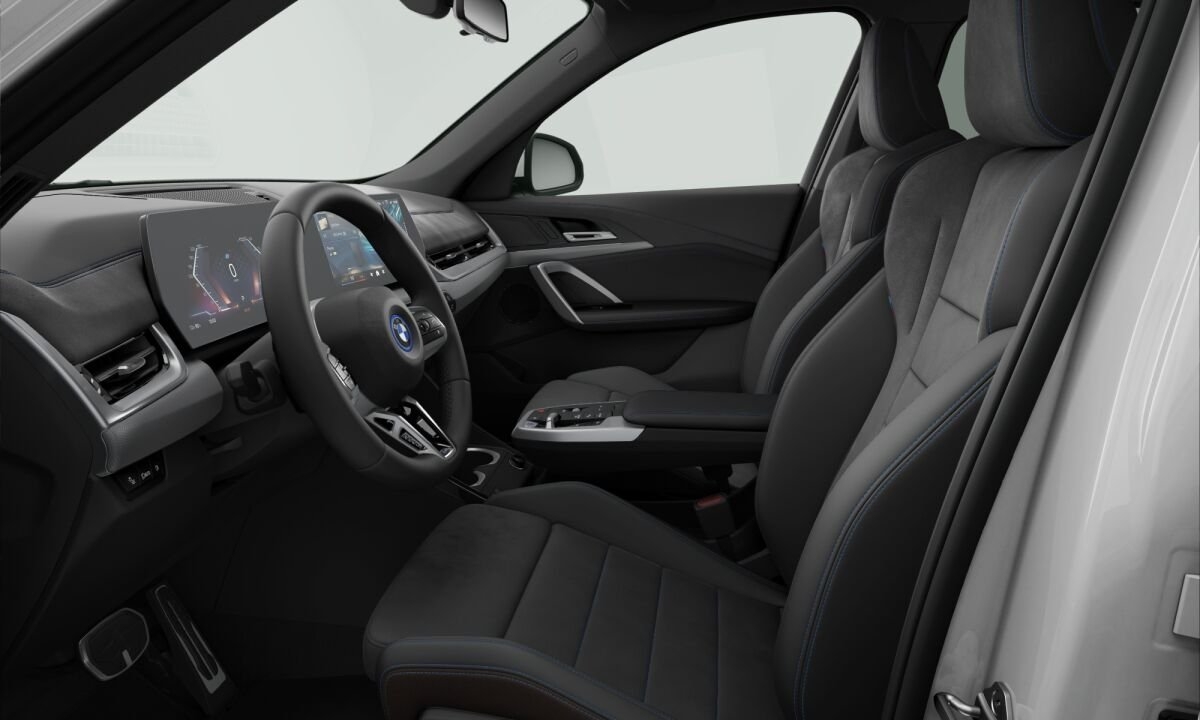 BMW iX1 xDrive 30 2026, photo 3/3