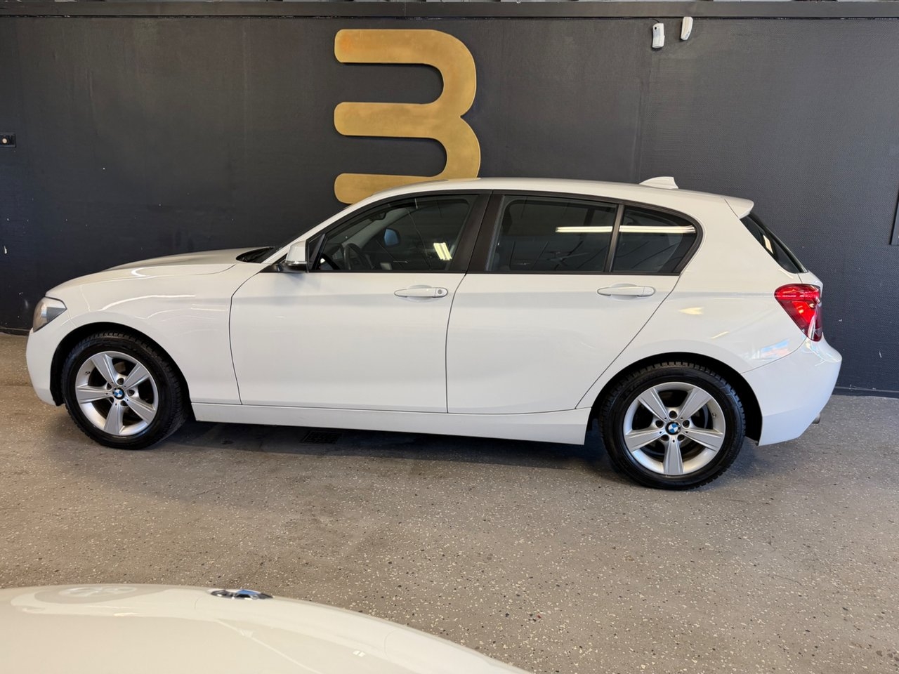 BMW 118 d 5-dörrars Euro 5 2012, kuva 2/10