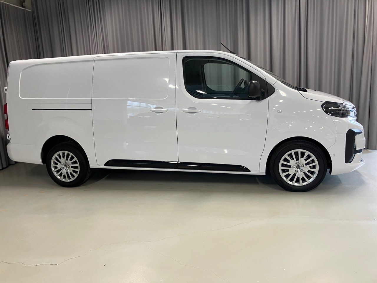 Peugeot Expert 2.2 BlueHDi 150hk Automat 2026, photo 3/10