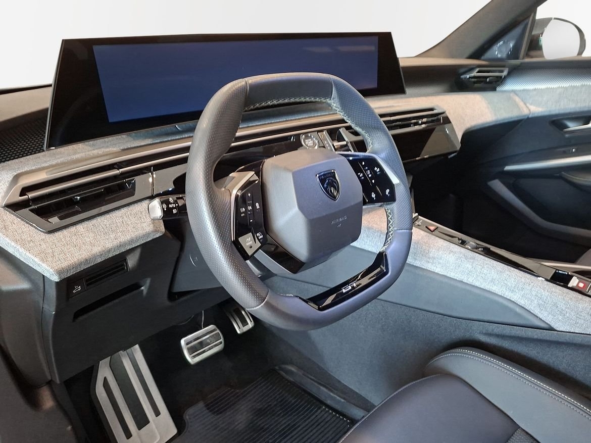 Peugeot 5008 GT Hybrid 145 A 5-d SUV 2025, photo 7/11