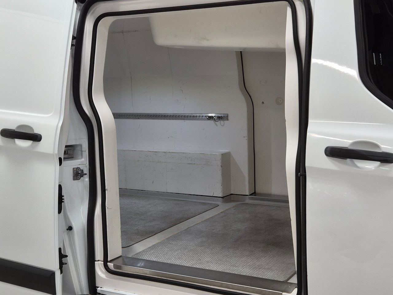 Ford Transit Custom Custom 290 2.2 TDCi 2015, kuva 2/14
