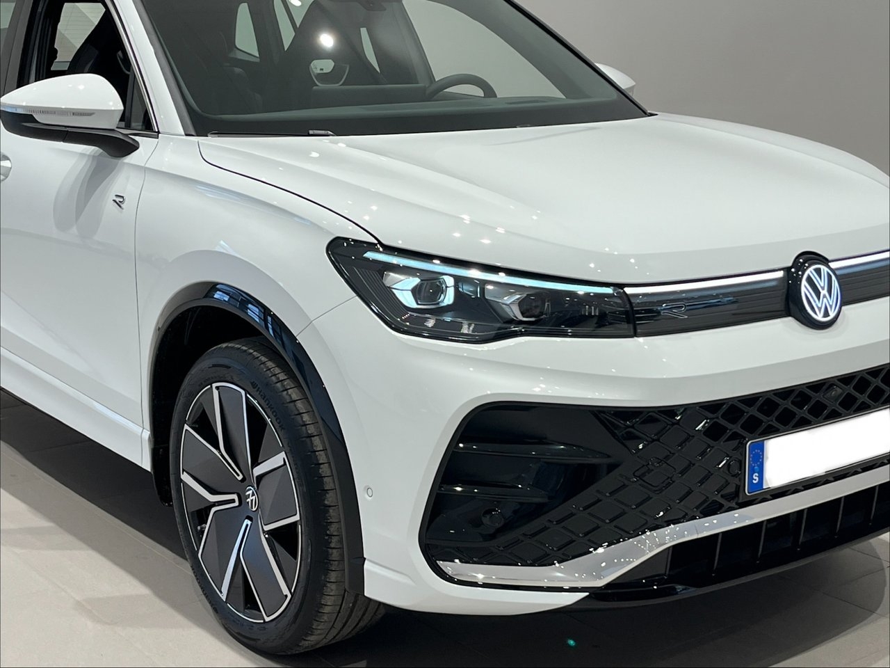 Volkswagen Tiguan R line eHybrid 272 hk 2026, bild 2/25