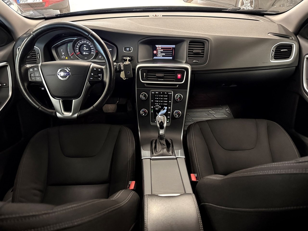 Volvo V60 2017, photo 7/24