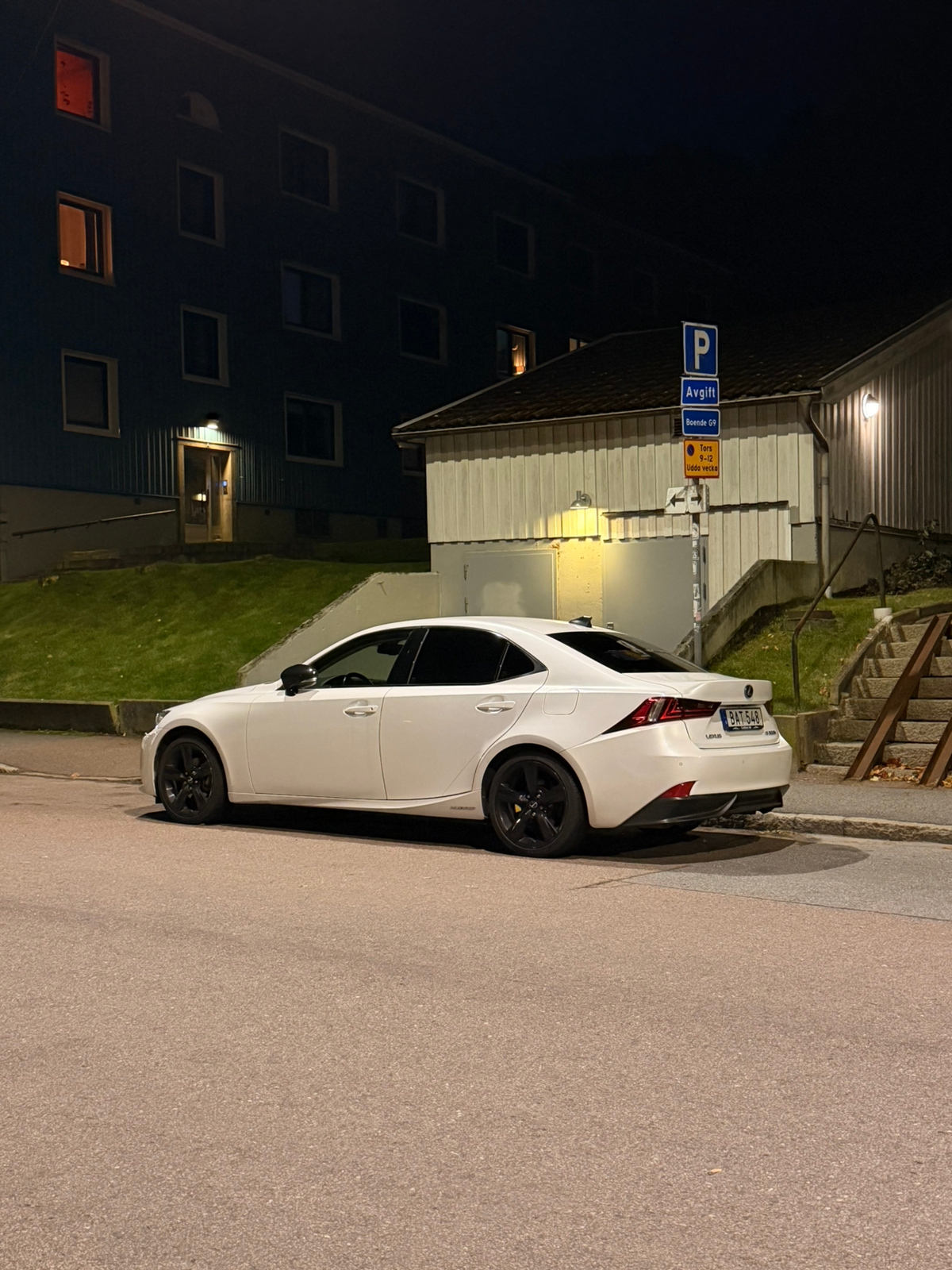 Lexus IS 300h F-Sport 2016, bild 2/6