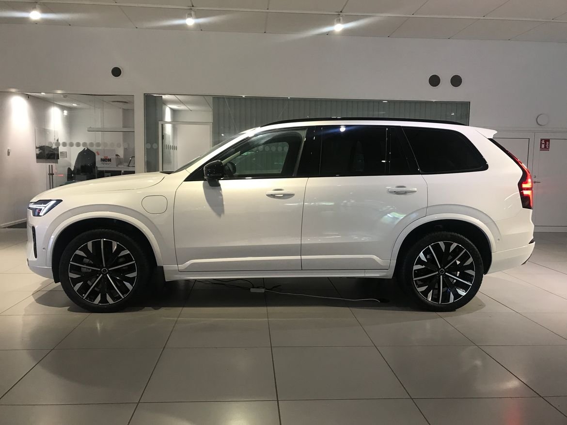 Volvo XC90 T8 Ultra Dark 2026, photo 2/16