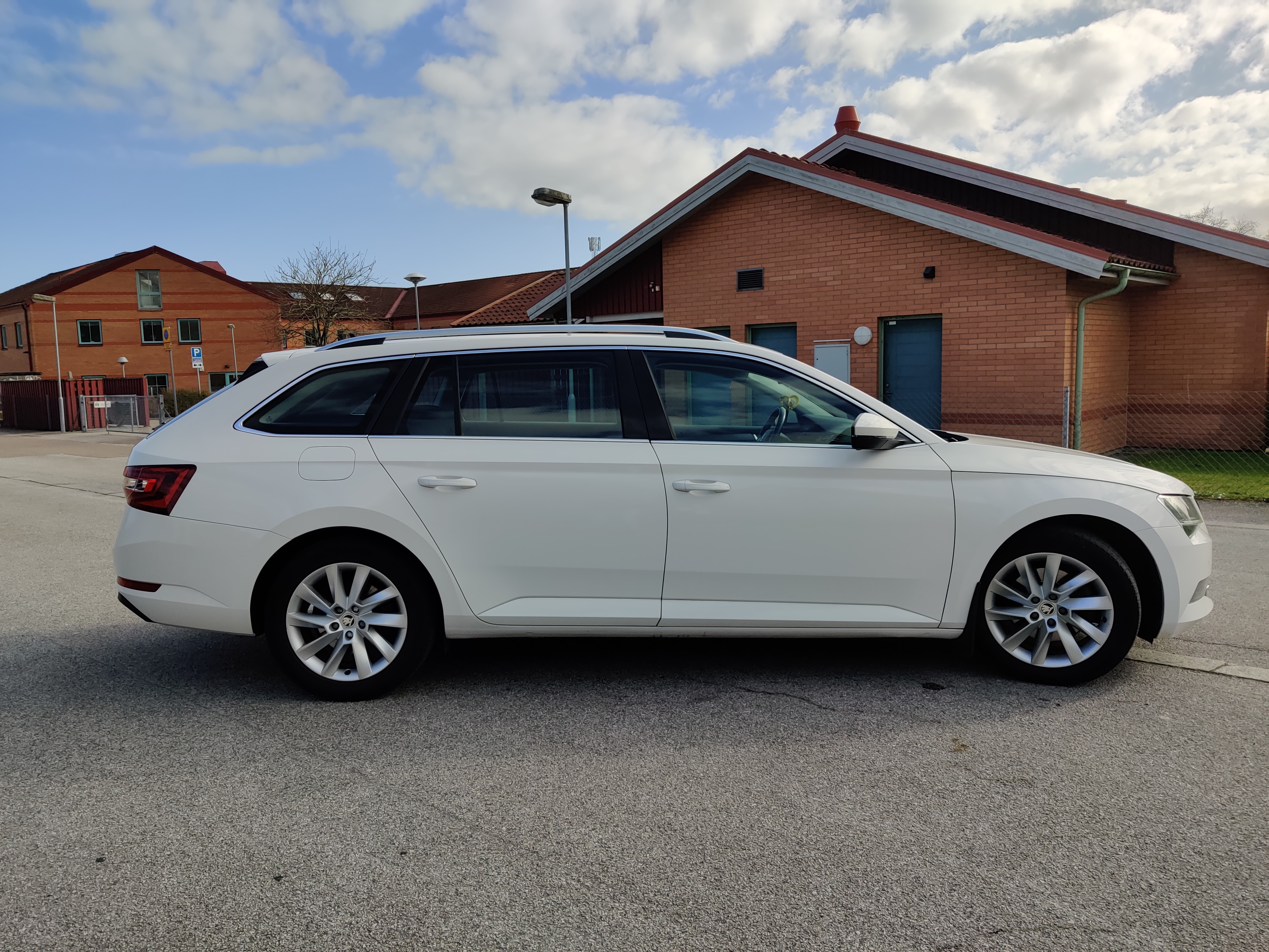 Skoda Superb 2017, bild 2/10