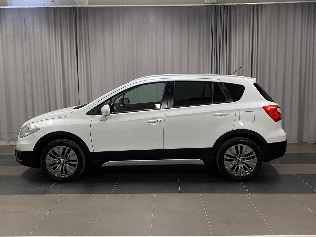 Suzuki S-Cross 2015, bild 2/13
