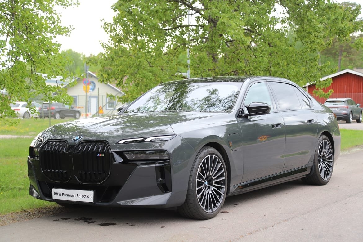 BMW M760Li