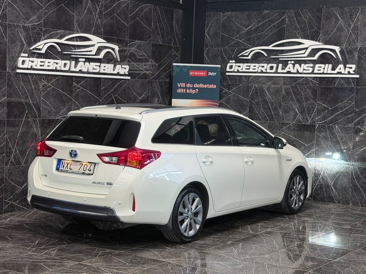 Toyota Auris Hybrid e-CVT Executive 2014, photo 6/22
