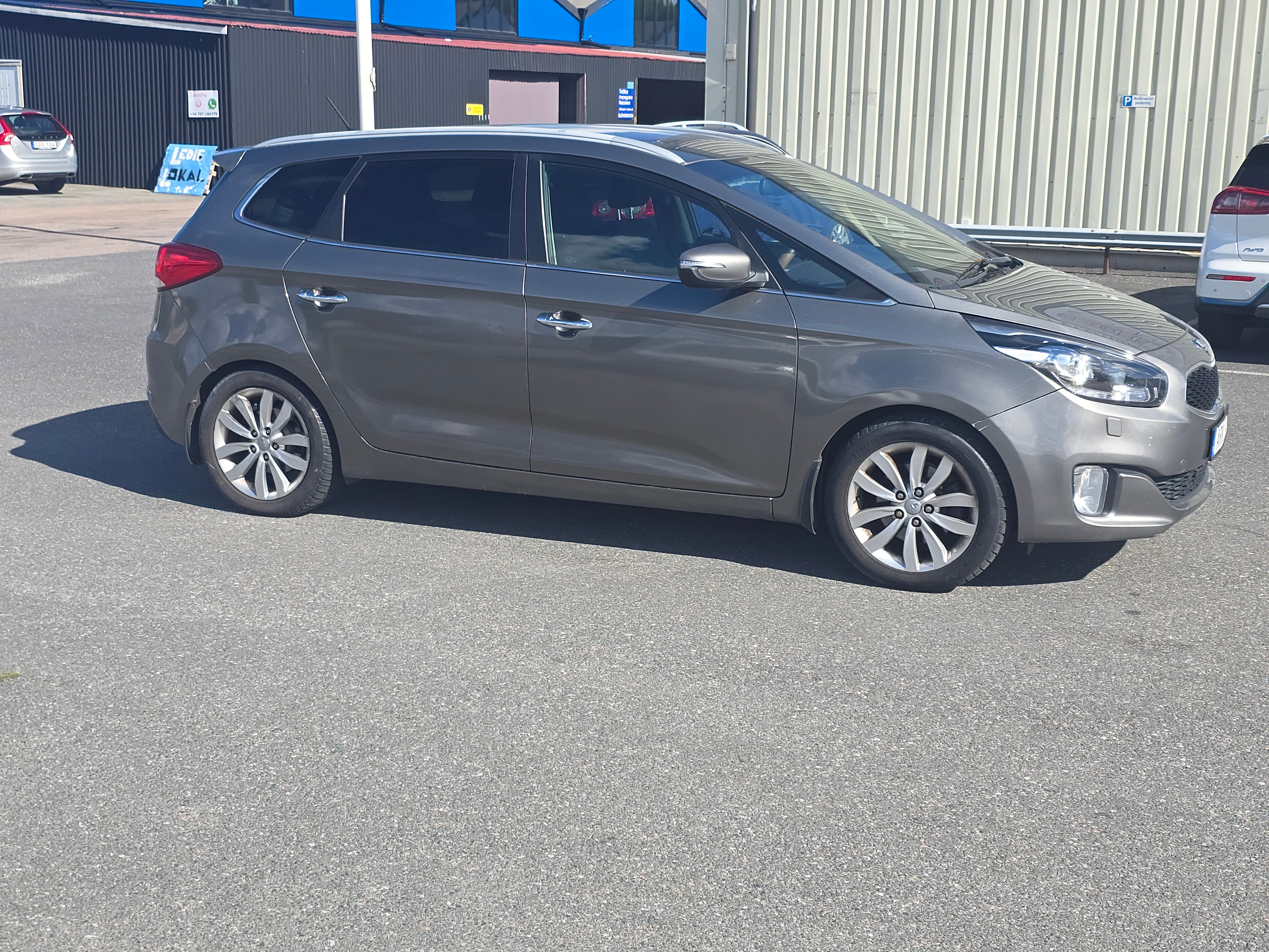 Kia Carens 1.7 CRDi Manuell 7 sits 2014, bild 2/10