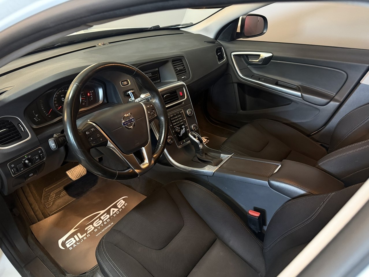 Volvo V60 2017, photo 2/18