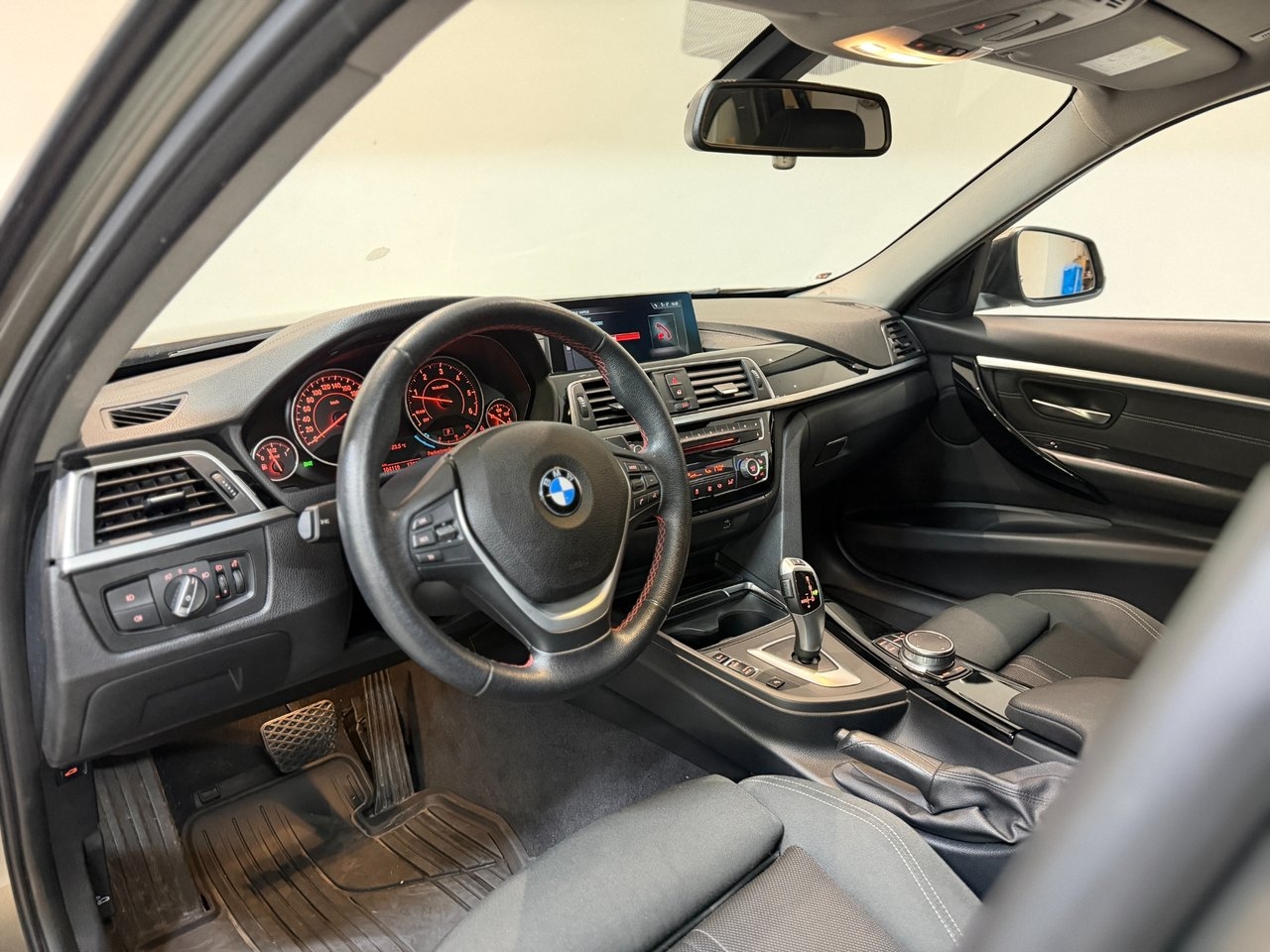 BMW 320 d xDrive Touring 2019, kuva 3/10