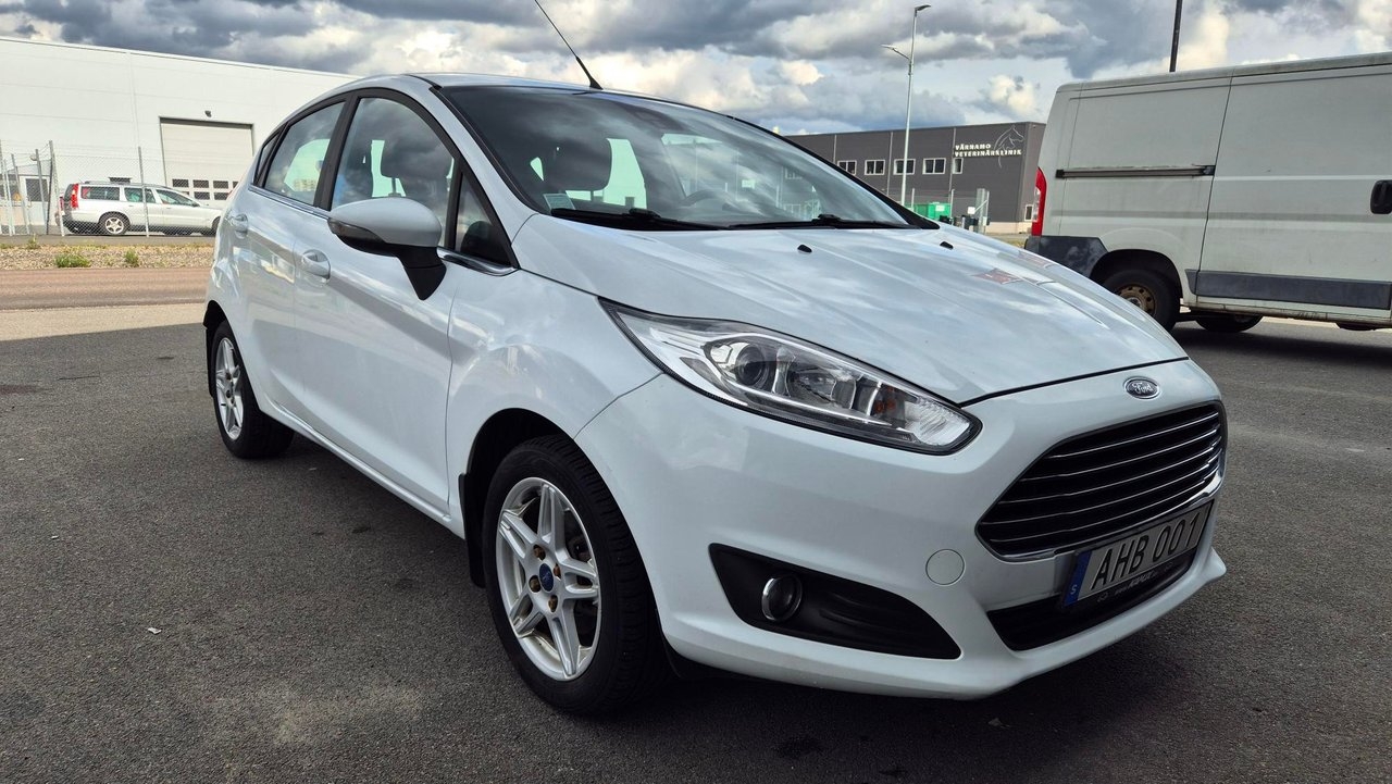 Ford Fiesta 2015, photo 2/9