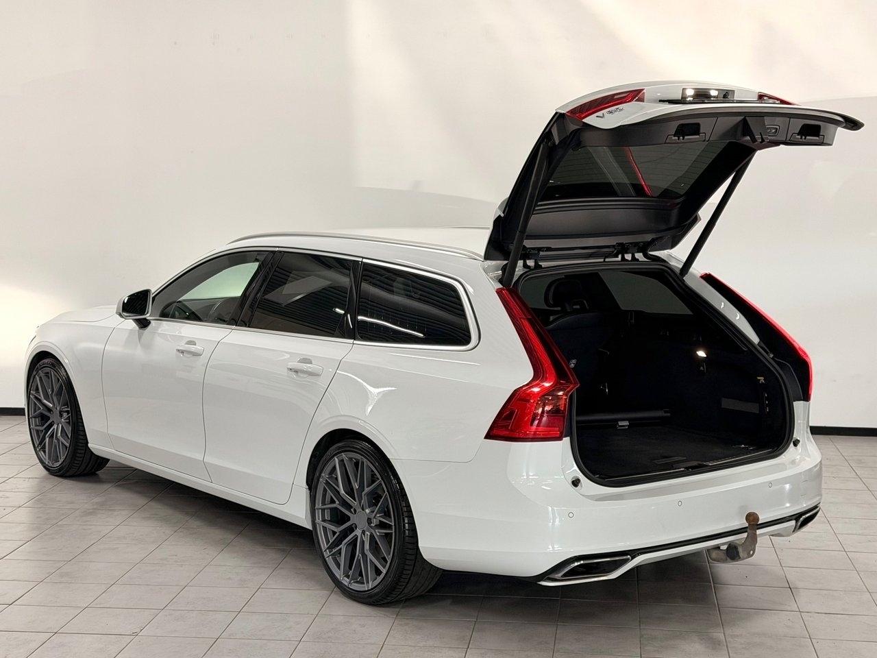 Volvo V90 D5 AWD R-Design 360° 2017, bild 6/35