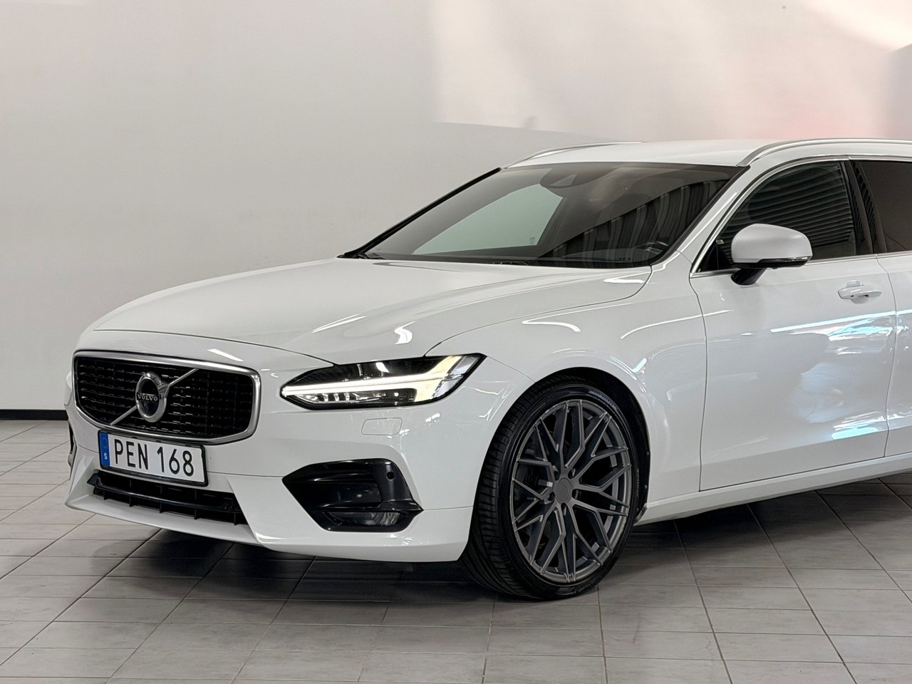 Volvo V90 D5 AWD R-Design 360° 2017, bild 4/35