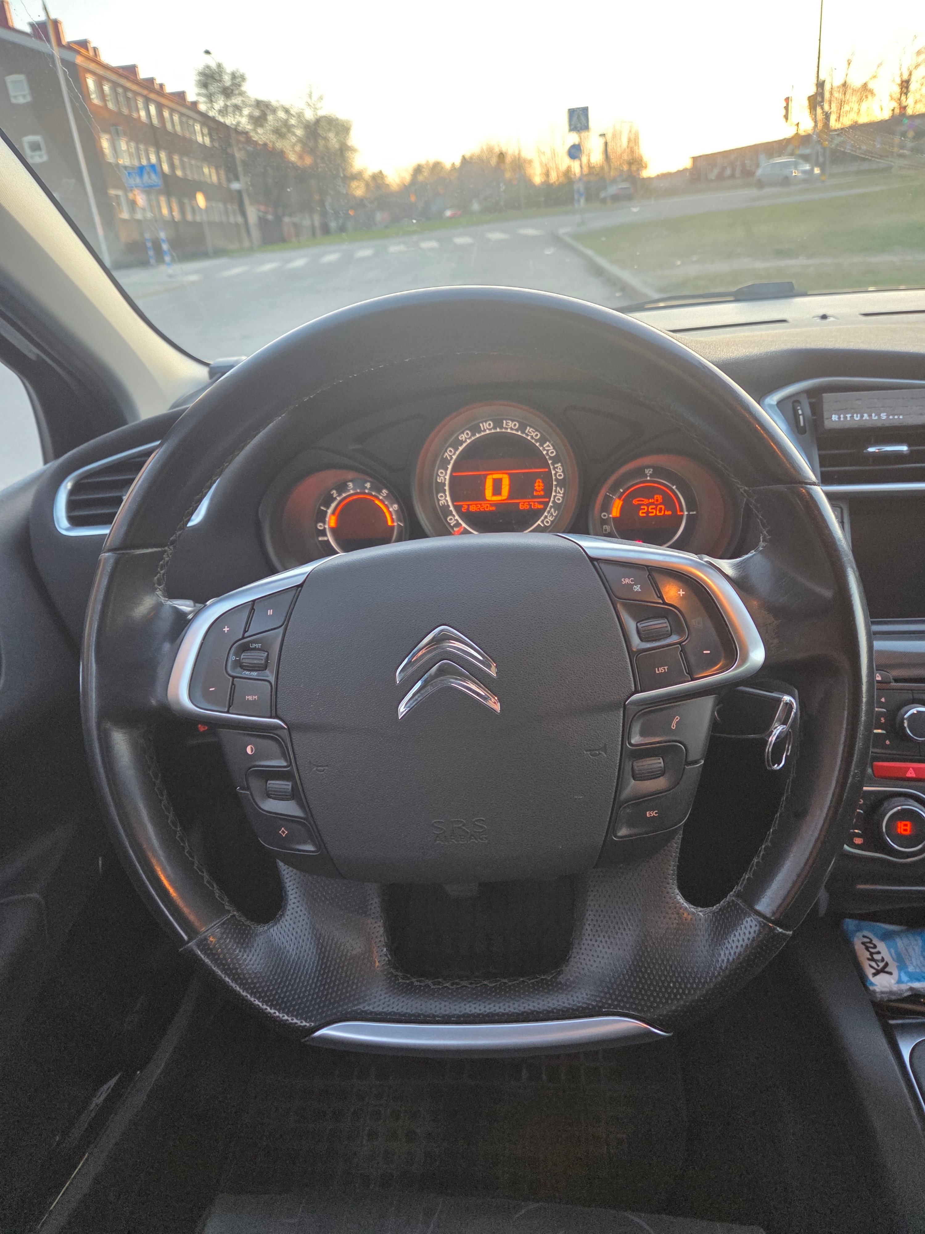 Citroen C4 HDi 90 2011, kuva 7/8