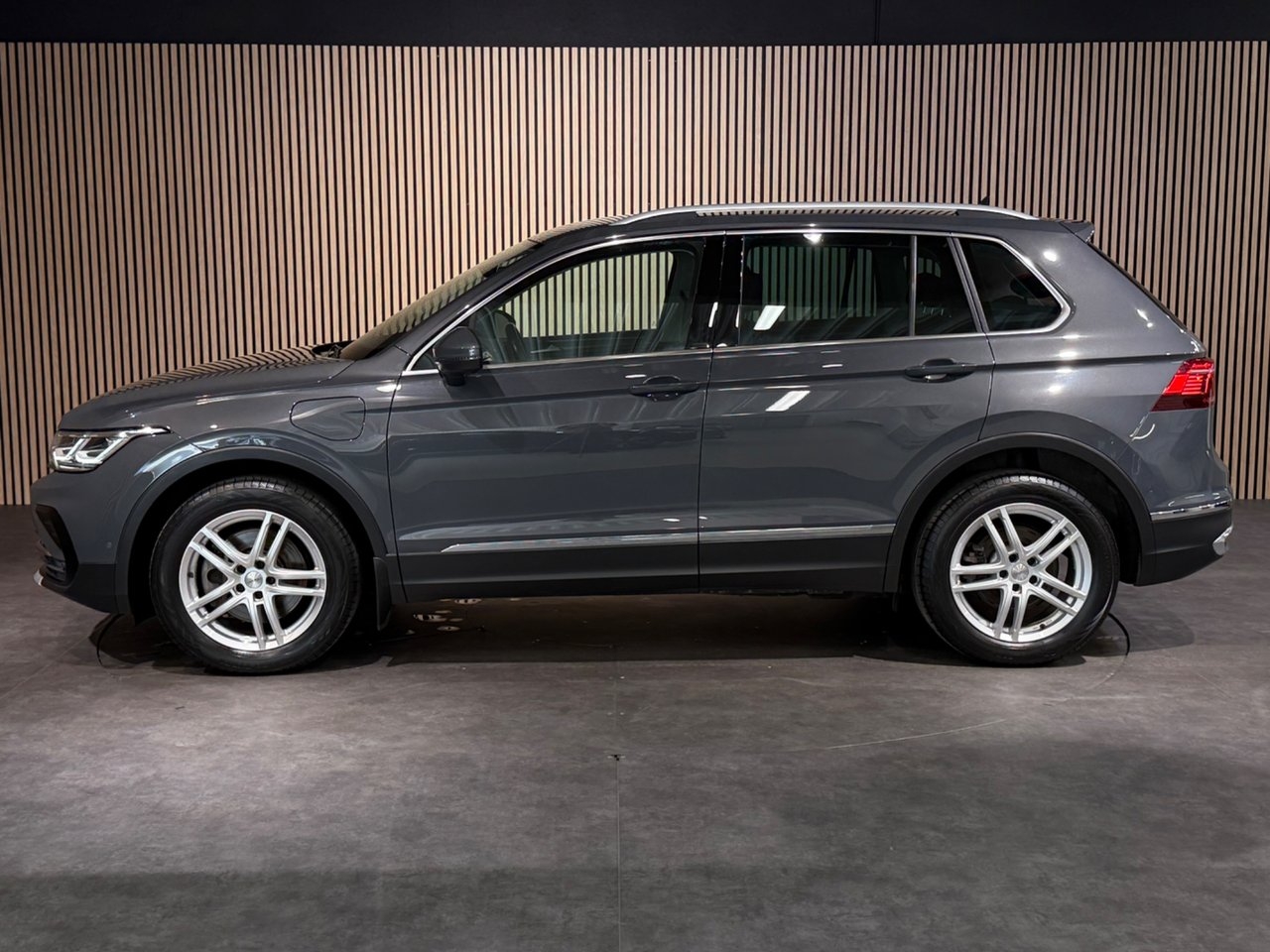 Volkswagen Tiguan 2021, photo 2/10