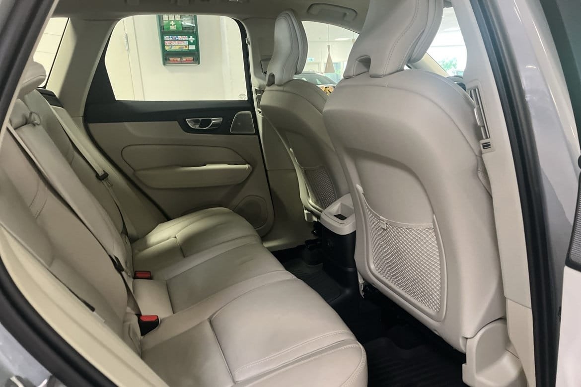 Volvo XC60 T6 Plus Dark Edition 2025, photo 7/8