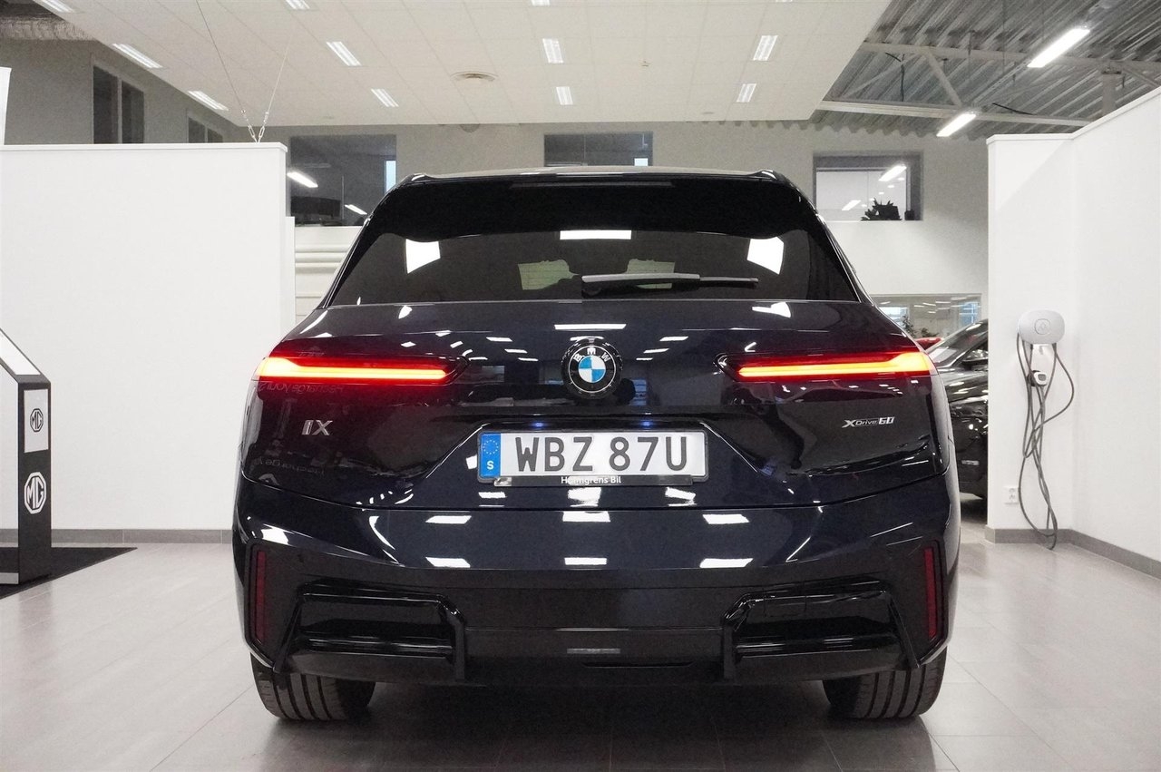 BMW iX xDrive60 B W Drag 2025, bild 4/10