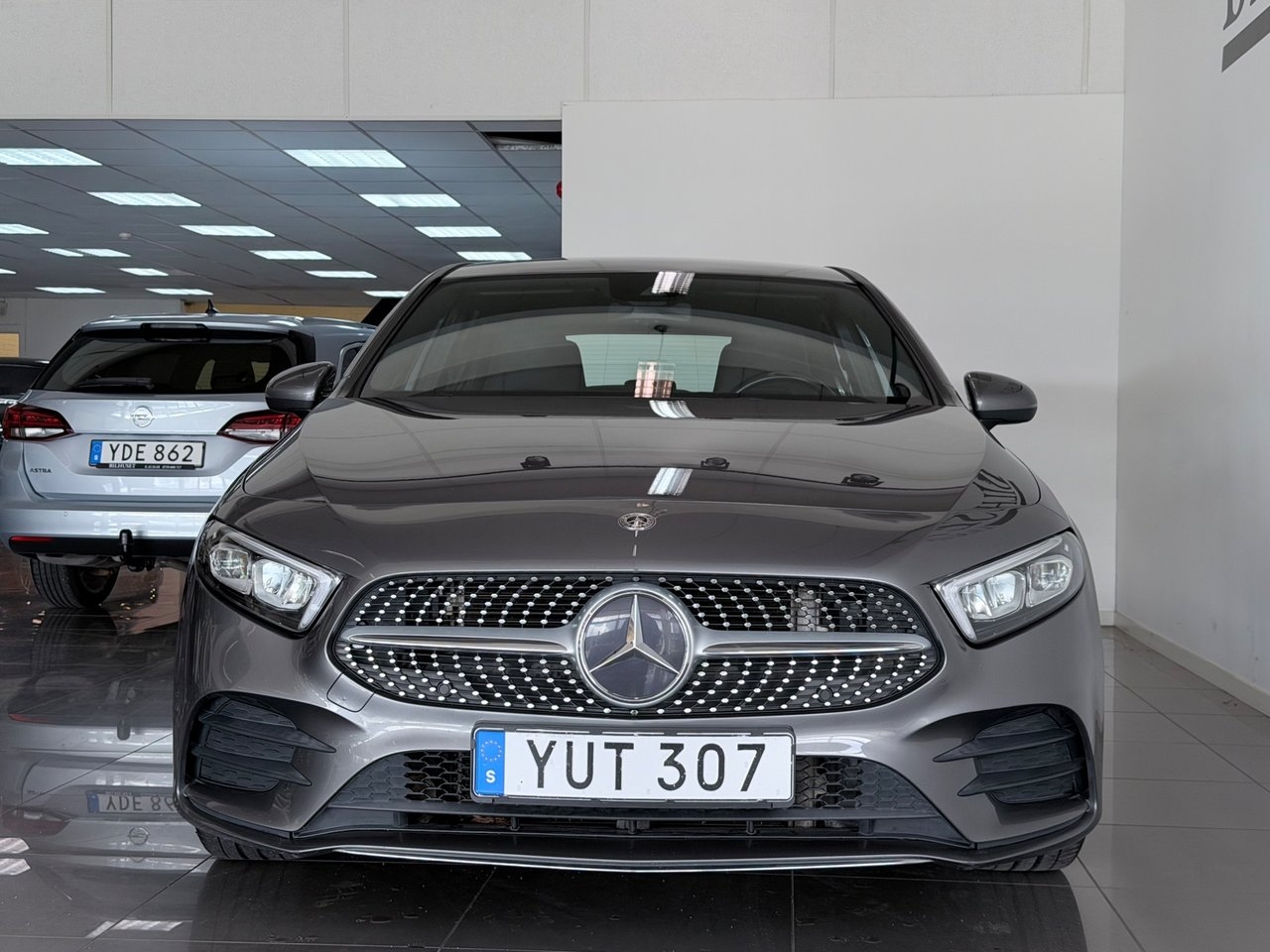 Mercedes-Benz A 180 7G-DCT AMG Line 2019, bild 2/16