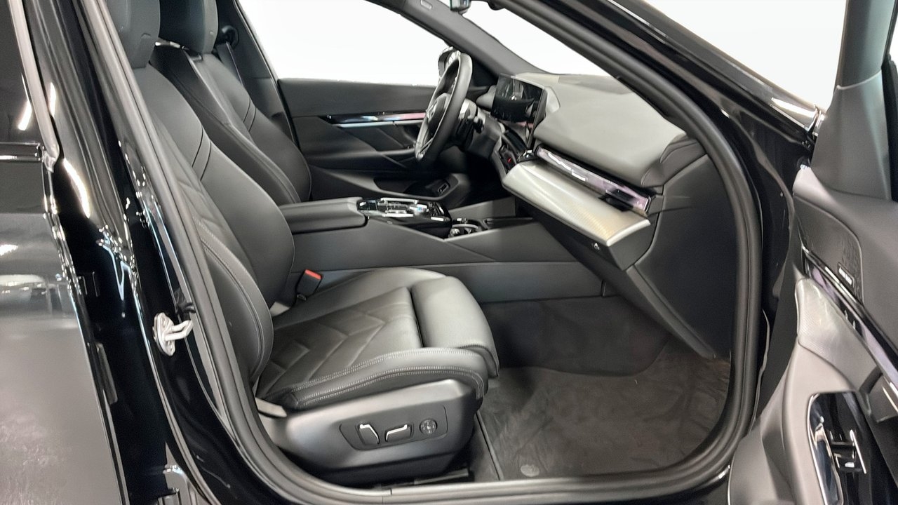 BMW 550 2026, photo 3/9