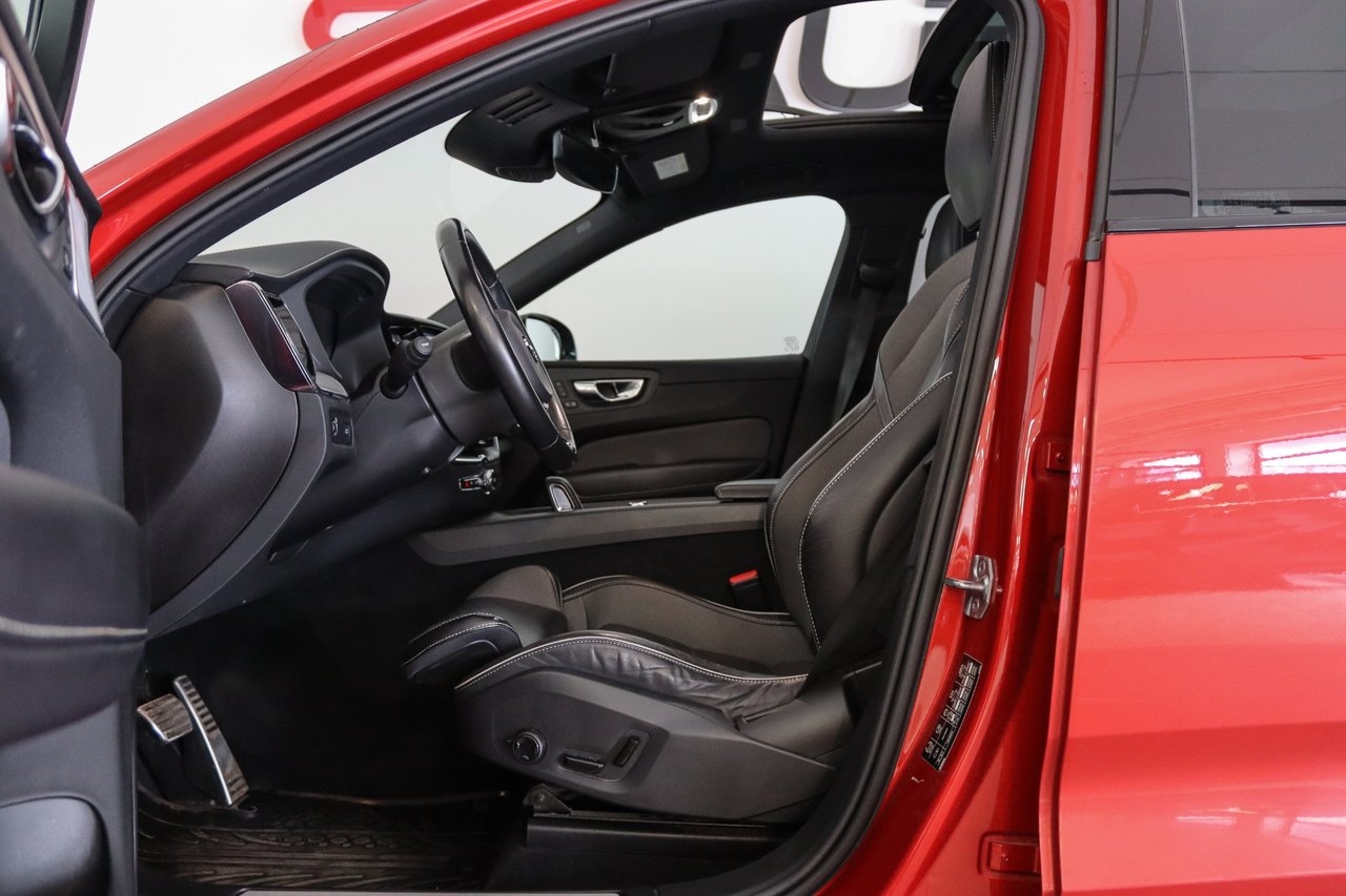 Volvo XC60 B5 AWD R-Design Pano B&W 2021, photo 6/10