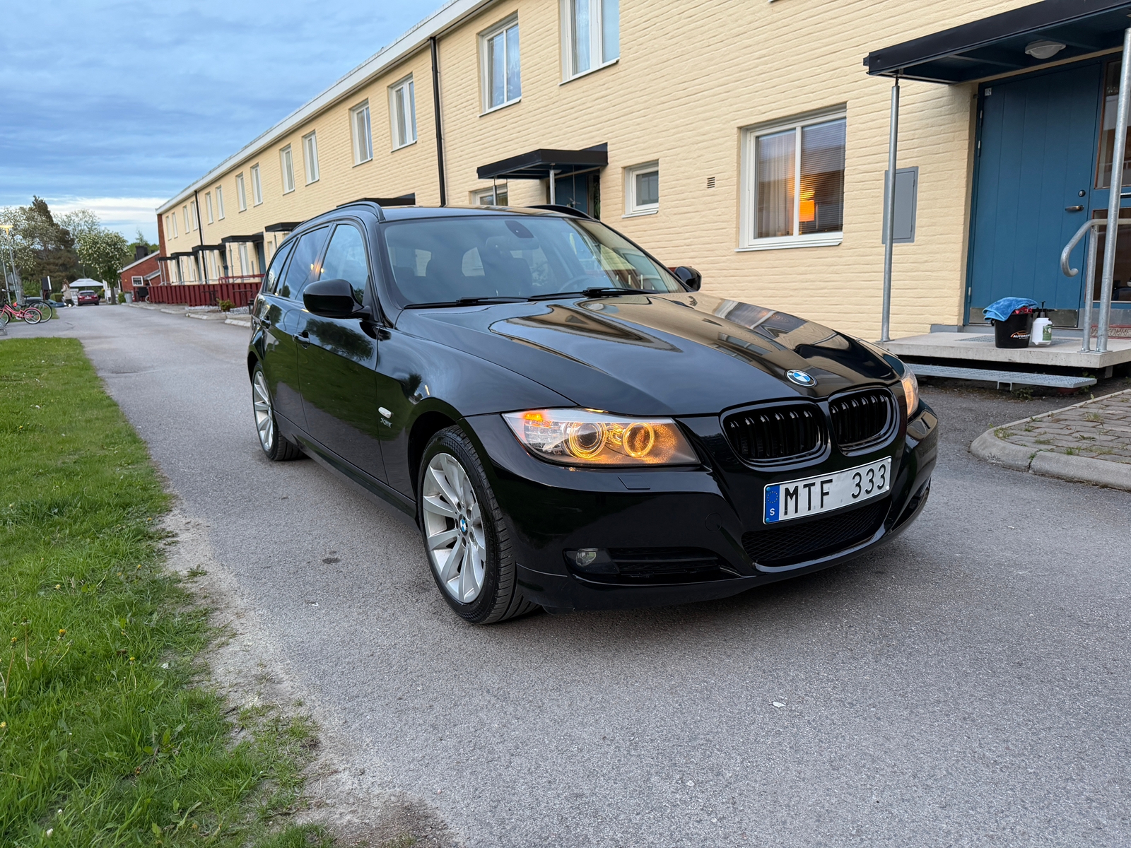 BMW 320d 2012, bild 2/7