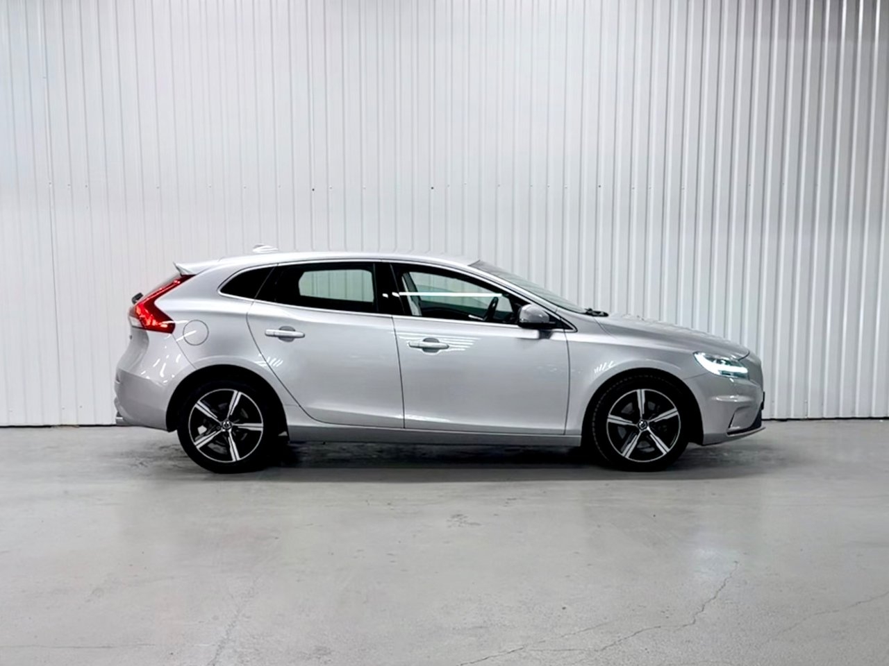Volvo V40 T3 R-Design Automat VOC 2019, photo 2/10