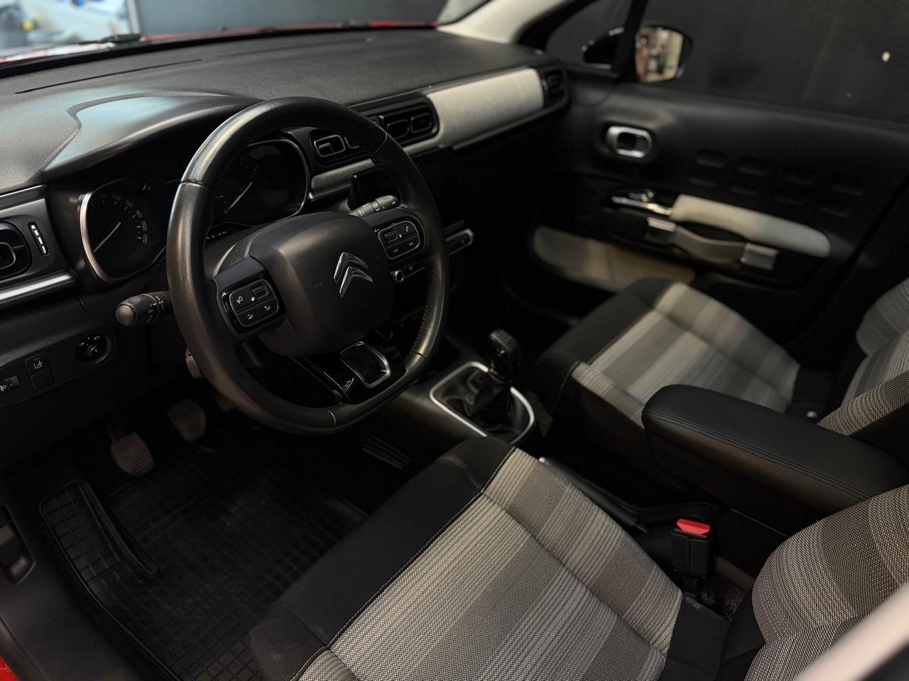 Citroen C3 1.2 PureTech 82 P-sensorer 2016, photo 7/23