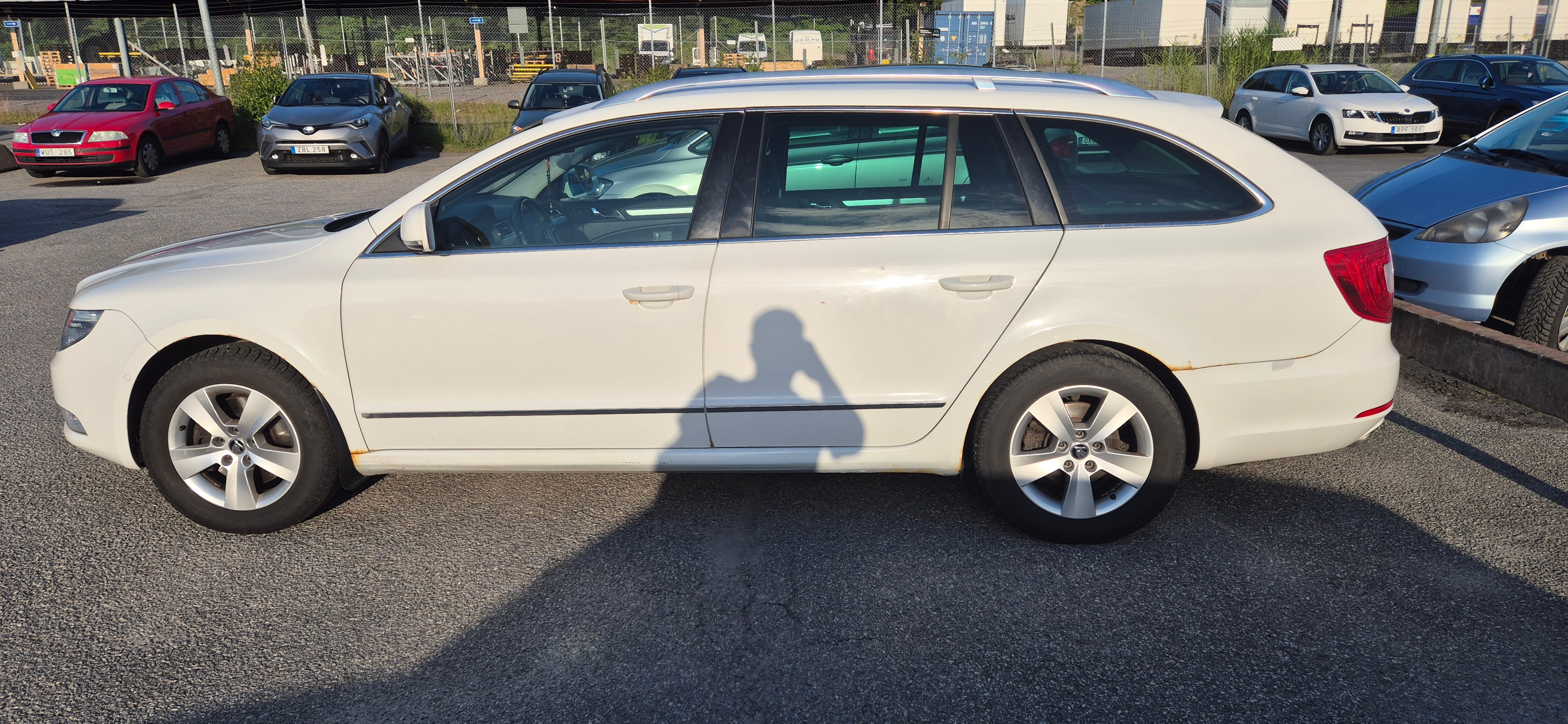 Skoda Superb 2012, photo 2/10