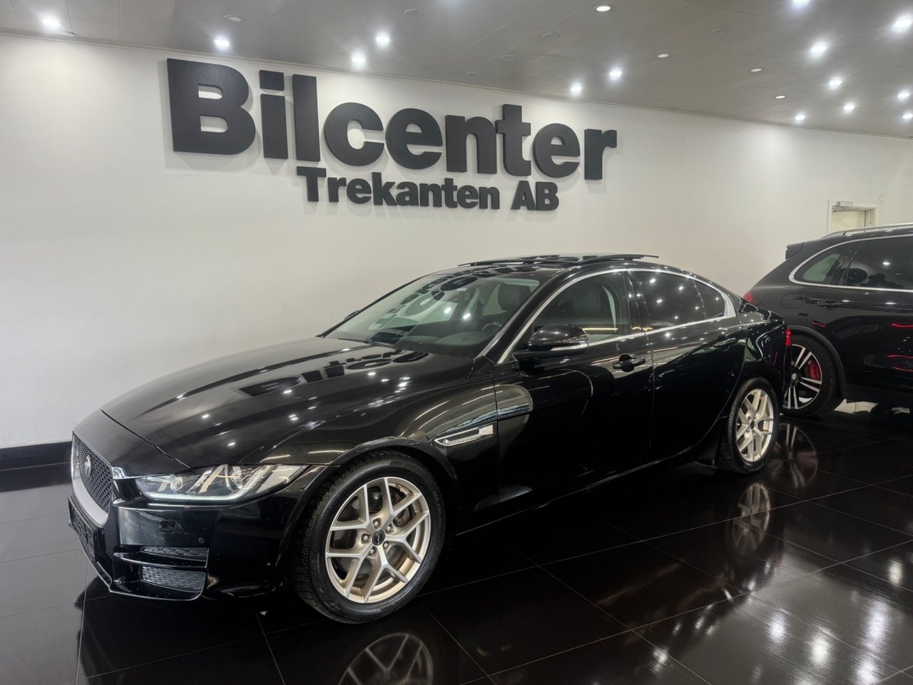 Jaguar XE E-Performance Euro 6 Låga Mil 2015, kuva 2/10