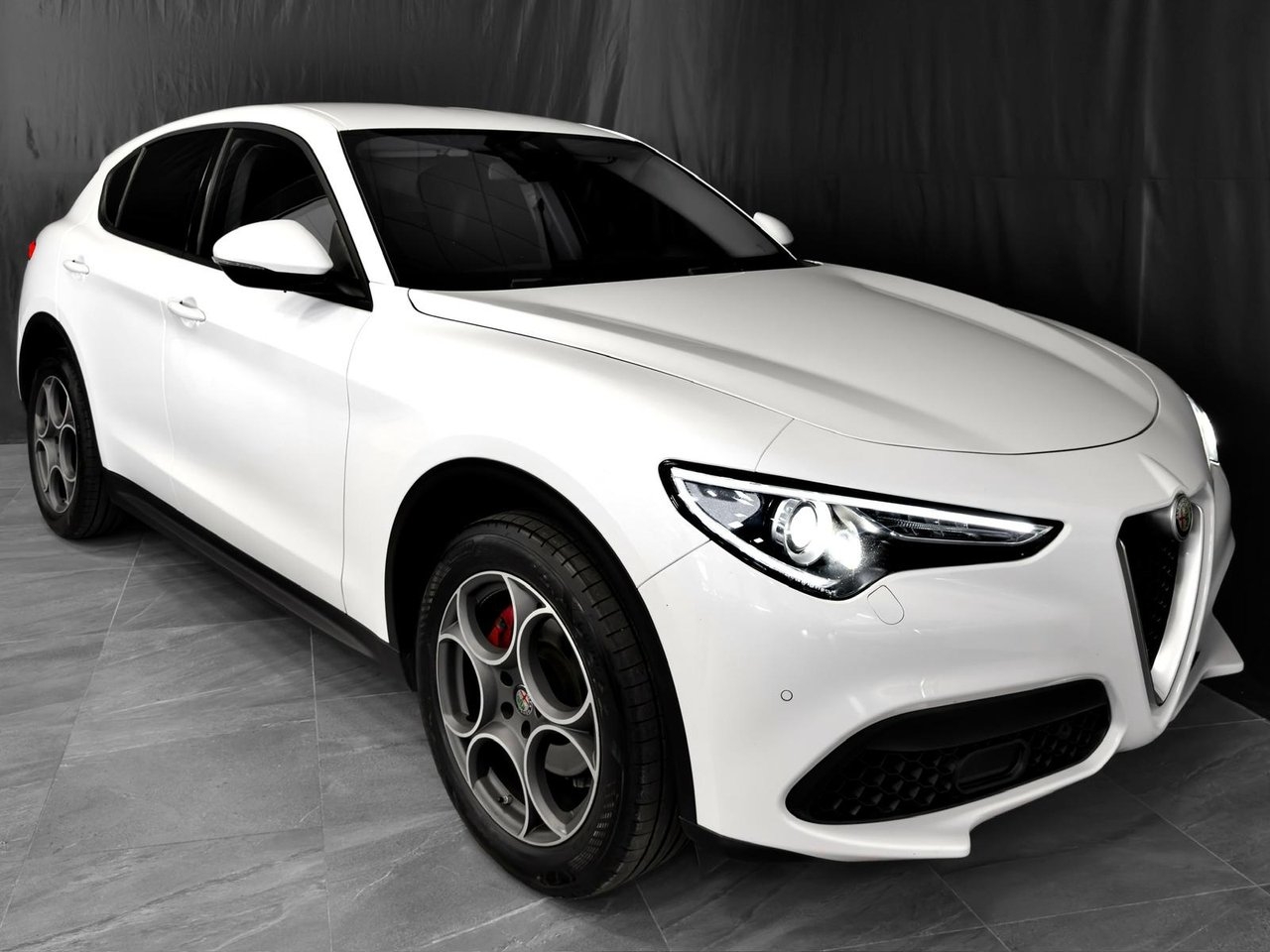 Alfa Romeo Stelvio 2018, kuva 2/37