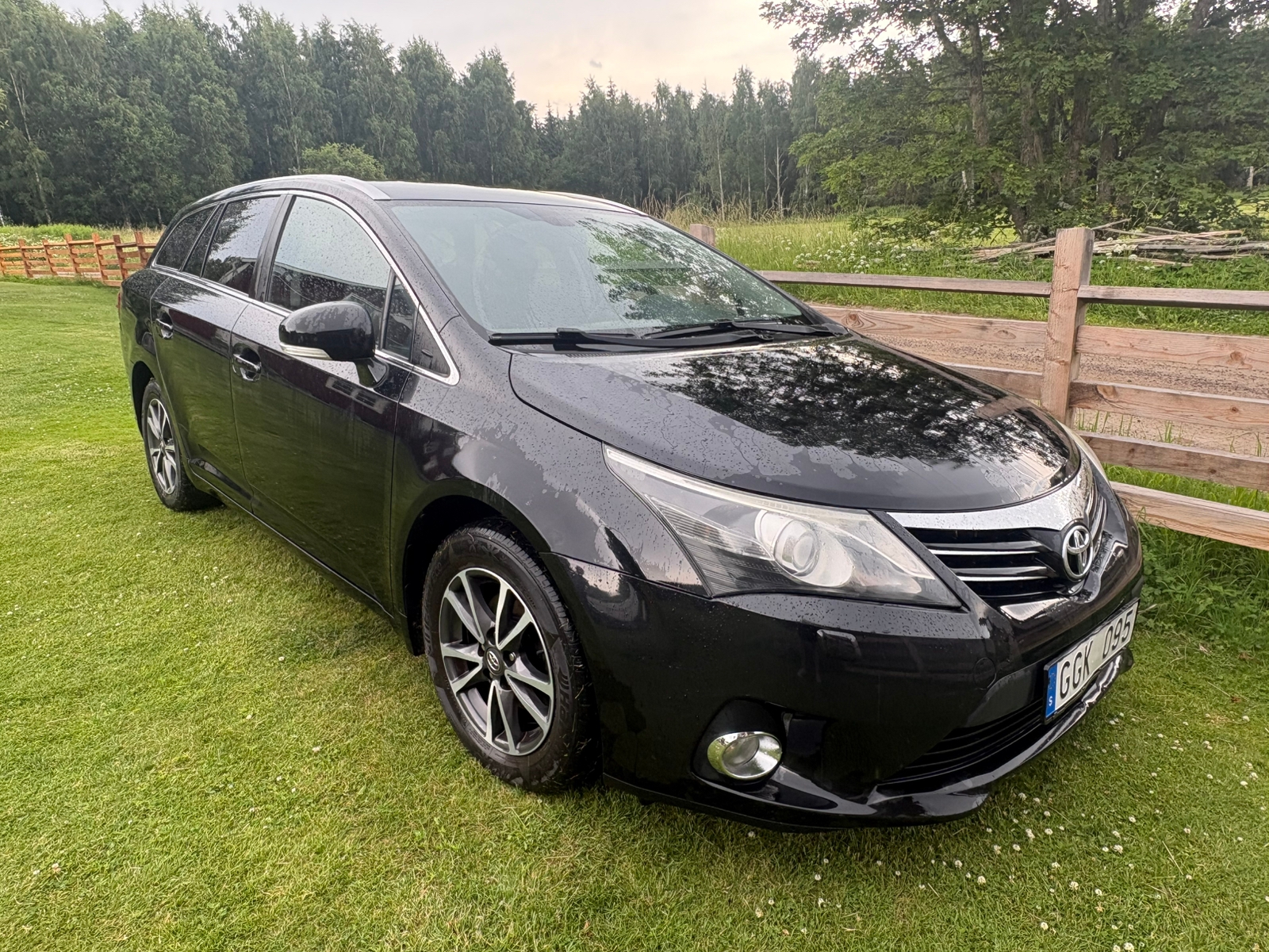 Toyota Avensis Kombi 2.0 D-4D Manuell 2013, bild 2/3