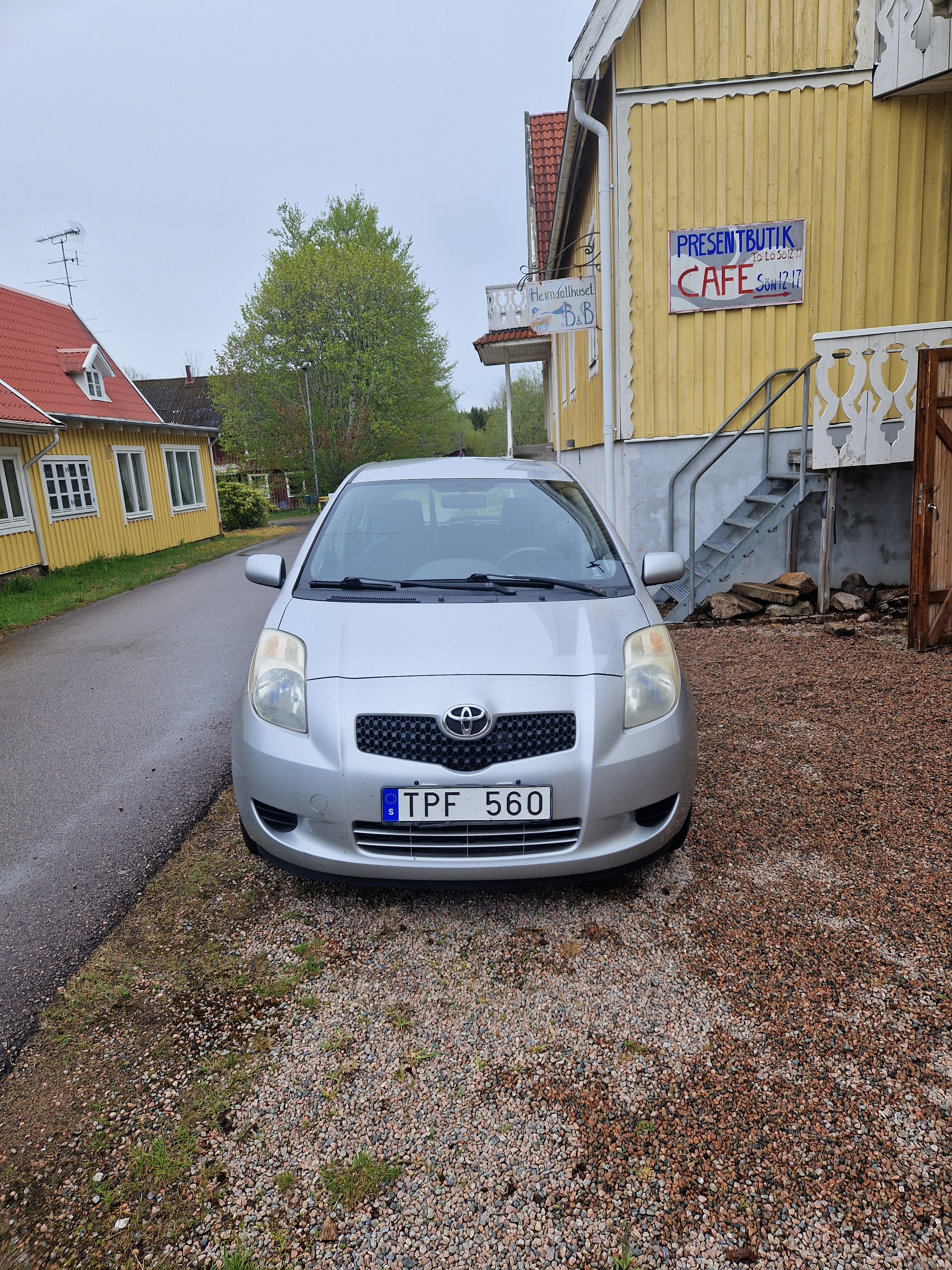 Toyota Yaris 5-dörrar 1.0 VVT-i Manuell 2007, bild 2/9
