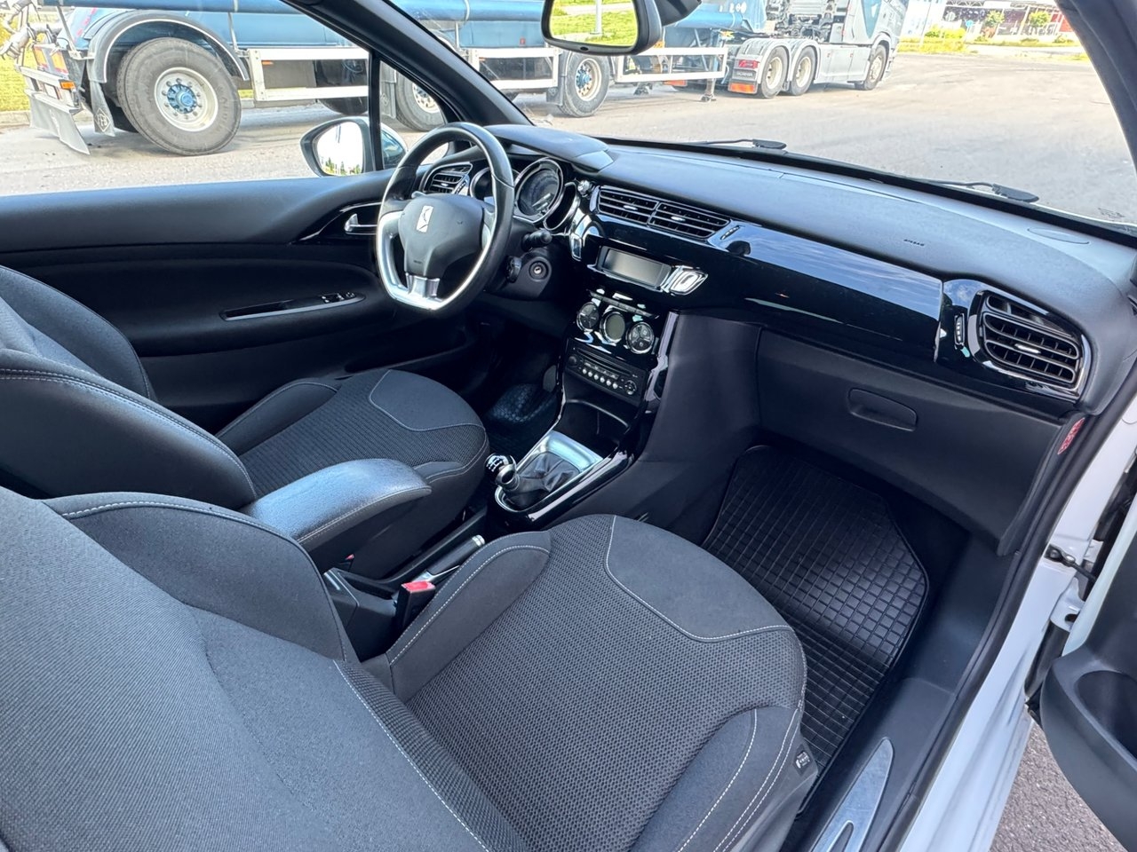 Citroen DS3 1.6 e-HDi Airdream 2013, kuva 7/17