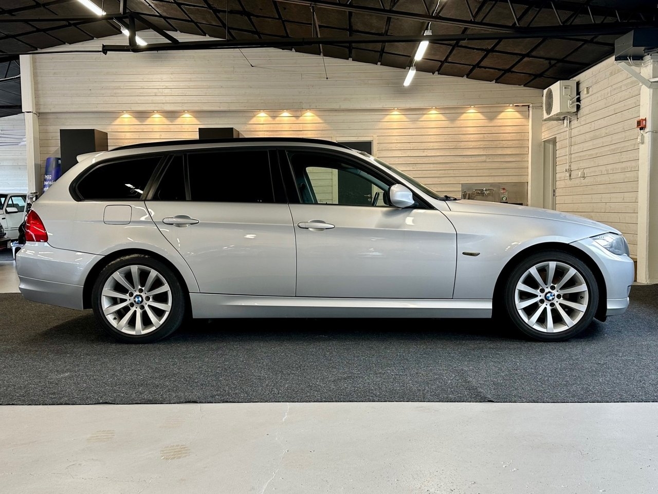 BMW 320 2010, bild 2/10