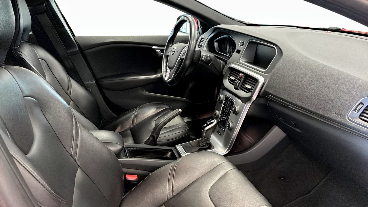 Volvo V40 D4 Insciption 2017, kuva 3/9