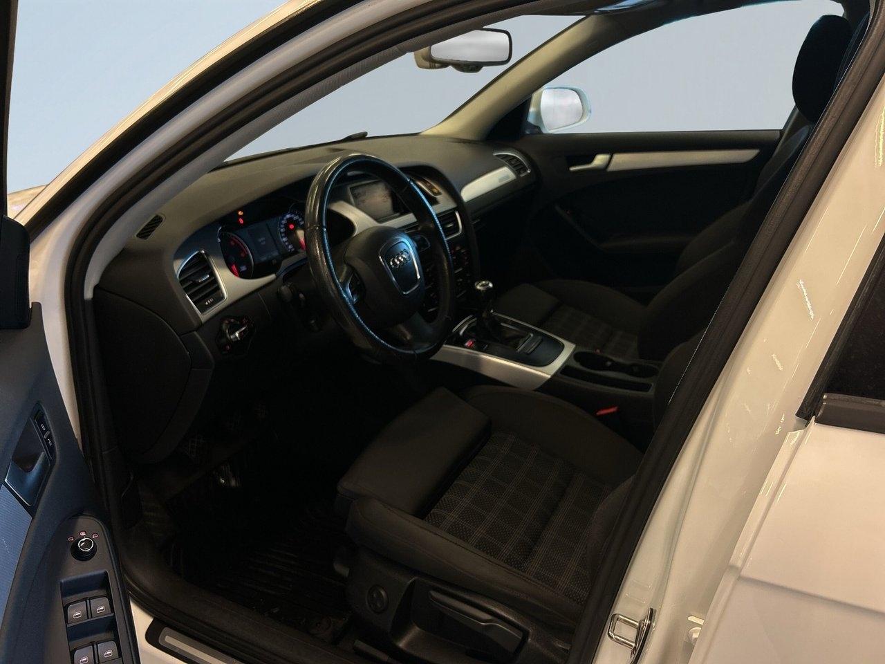 Audi A4 Avant 2.0 TDI quattro SoV-Däck 2010, bild 7/10