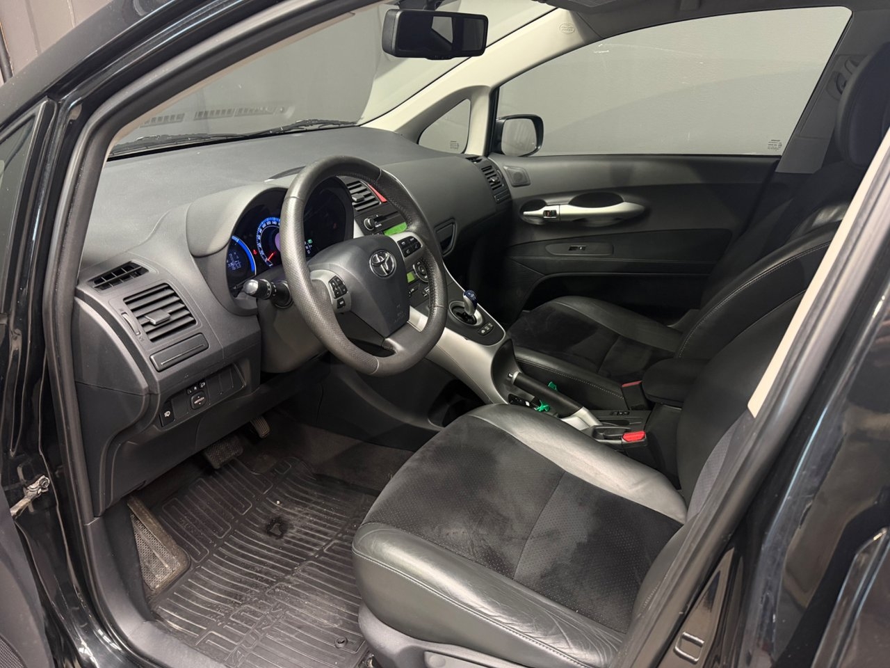 Toyota Auris Hybrid e-CVT HSD Premium 2010, kuva 7/14