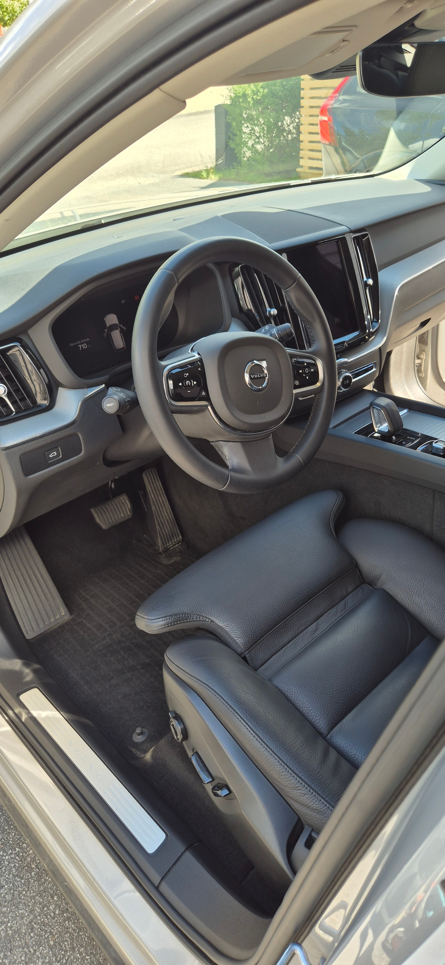Volvo XC60 Plus dark 2023, bild 4/5