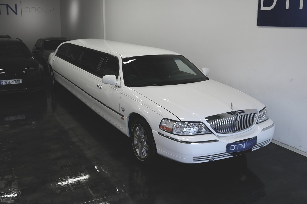 Lincoln Town Car 2008, kuva 5/21