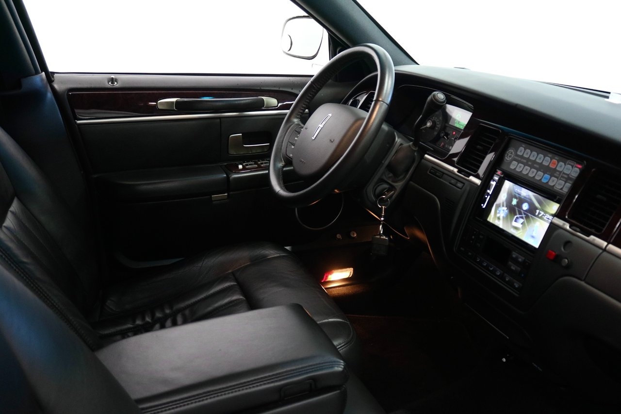 Lincoln Town Car 2008, kuva 7/21
